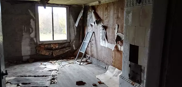 Why Selling a Distressed House Through Traditional Methods Fails in Apache Junction